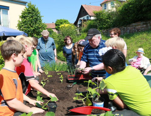 Miteinander der Generationen Tatkräftige Hilfe im Garten